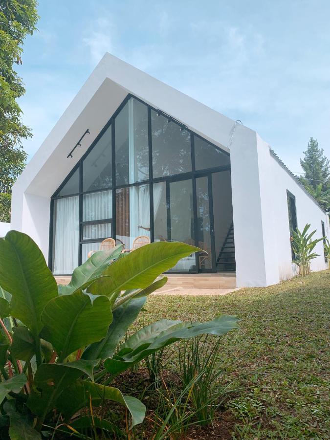 Casa De Gaudi Lembang Villa Exterior photo